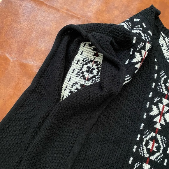 Wet Seal | Sweater Poncho | V-Neck | Button Detail | One Size - Picture 6 of 7